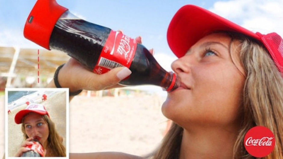Een flesje Coca-Cola neemt een selfie terwijl je drinkt