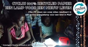 Cyclus® papier geeft 200 solar lampen weg aan de kinderen in Mali