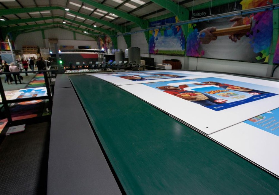 Nozomi-inkjetpers van EFI bedrukt karton aan 75 m per minuut